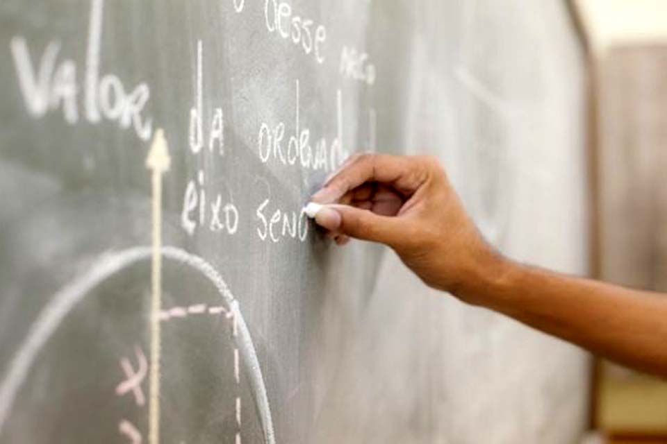 Governo Bolsonaro altera o custo aluno e impede correção do Piso do Magistério para 2021