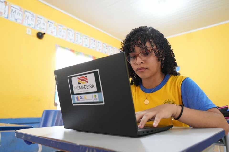 Escola Flor do Cupuaçu recebe doação de 21 notebooks da iniciativa privada