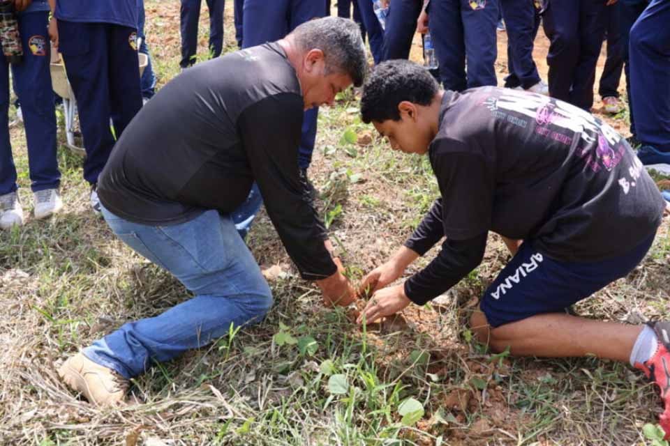 Ação do governo de Rondônia promove visita técnica com estudantes às nascentes em recuperação no Parque dos Tanques, em Porto Velho