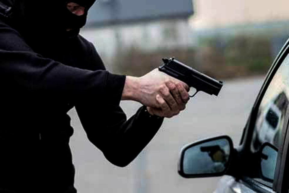 Motorista de aplicativo é roubado e passageira jogada de carro em movimento por assaltantes 