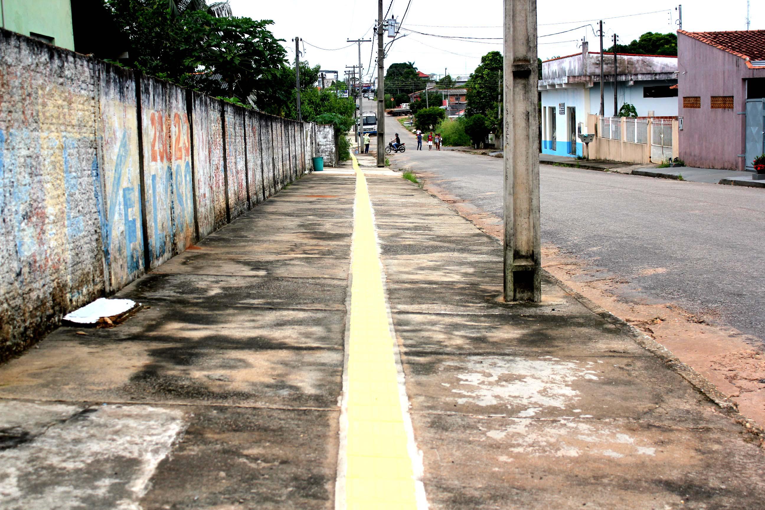 Prefeitura conclui calçada com guia para deficientes visuais com acesso para escola