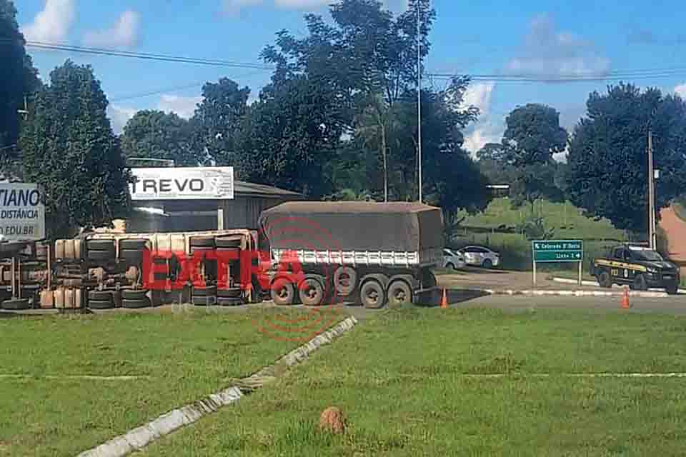 Carreta carregada com grãos tomba na RO-370 no trevo da linha 3 em Colorado