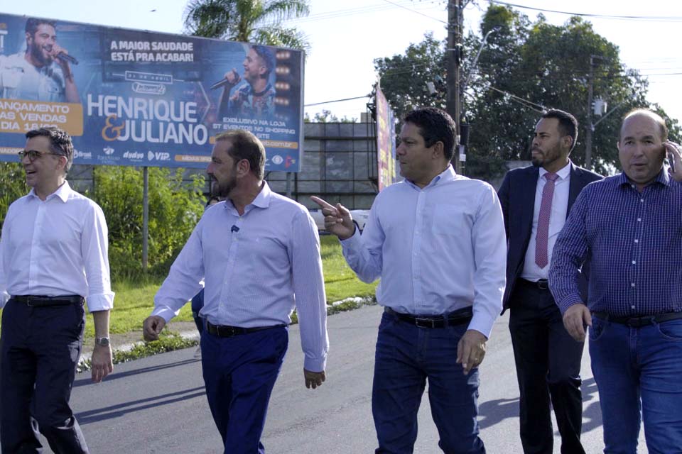 Prefeito Hildon Chaves acompanha obras na avenida Rio de Janeiro; rabalho é executado com recursos próprios 