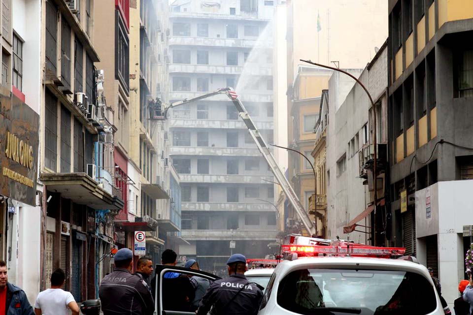 Edifício que pegou fogo no centro de São Paulo será demolido