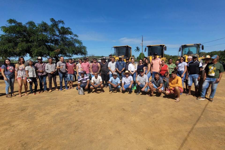 Prefeitura disponibiliza hora máquina para cerca de 100 família no Assentamento Terra Prometida