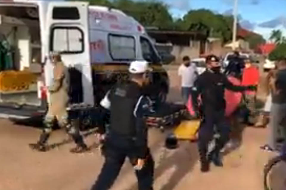 Mulher fica desacordada após taxista avançar a preferencial 