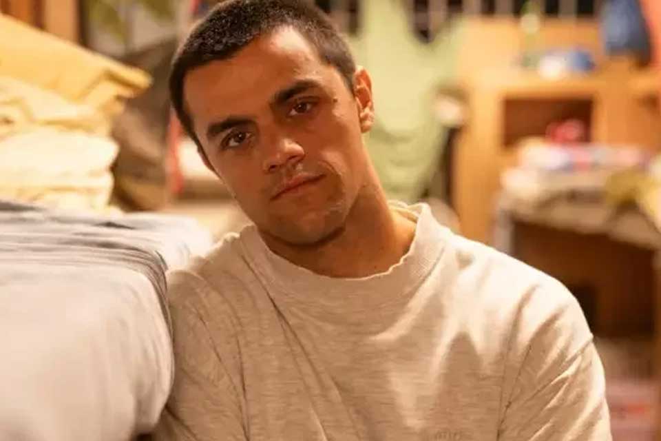 “Eu detesto ser hipócrita”, afirma Felipe Simas ao explicar silêncio sobre a fé