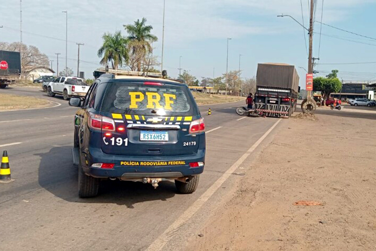 Motociclista fica ferido após colisão com carreta às margens da BR-364