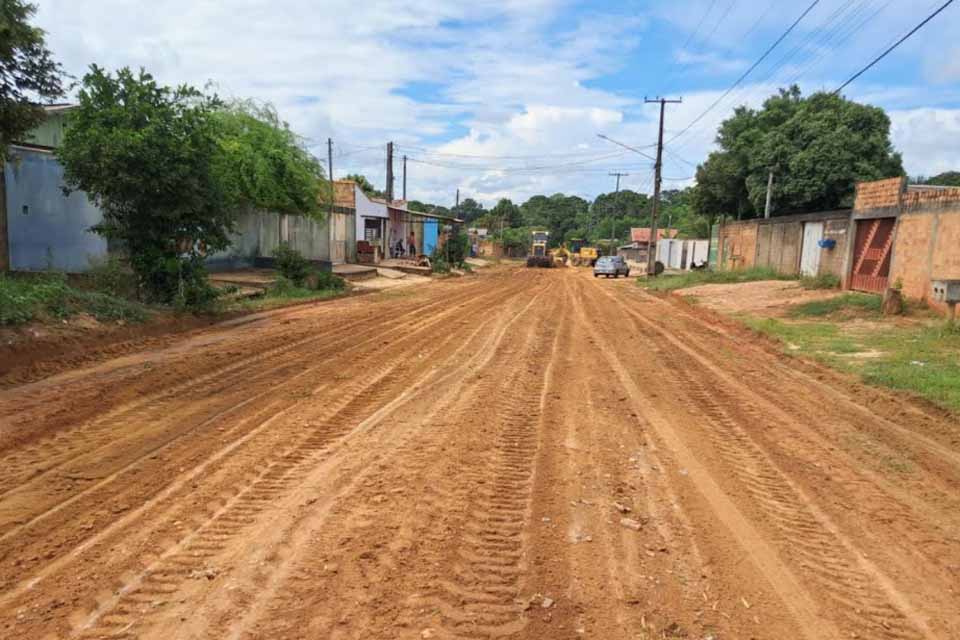 Prefeitura segue com limpeza e patrolamento de ruas no bairro Val Paraíso