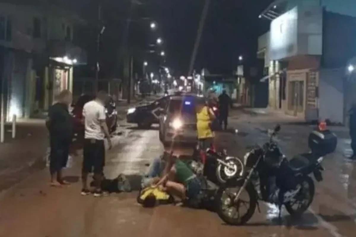 Colisão frontal entre motos deixa quatro pessoas feridas durante a madrugada