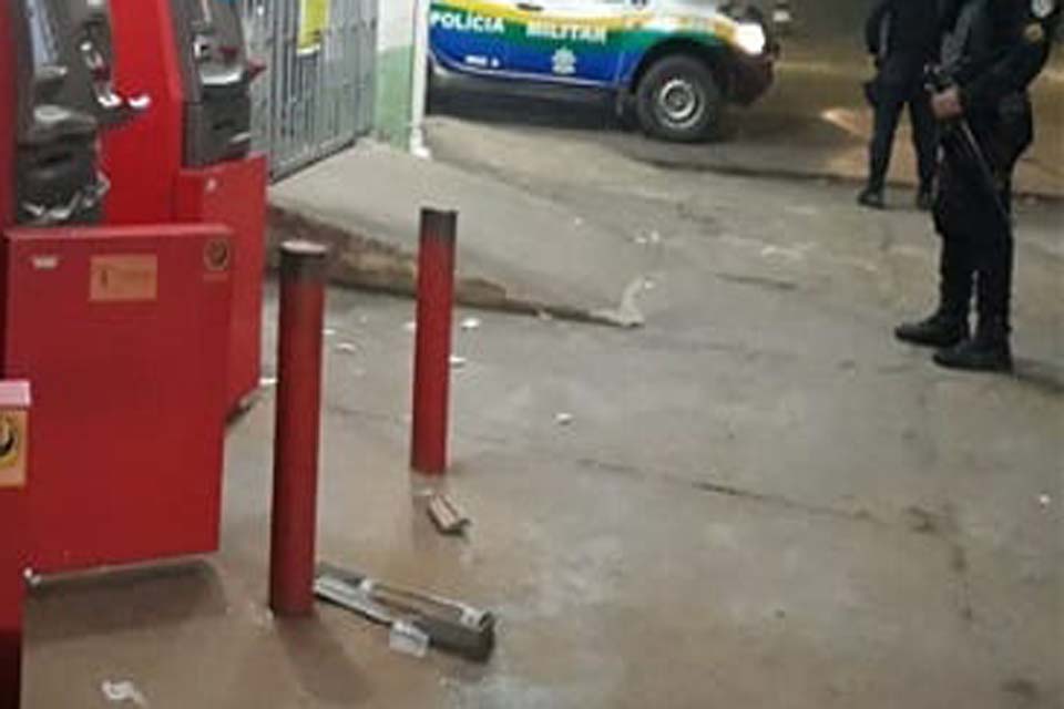 Criminosos invadem farmácia e arrombam caixa eletrônico na madrugada