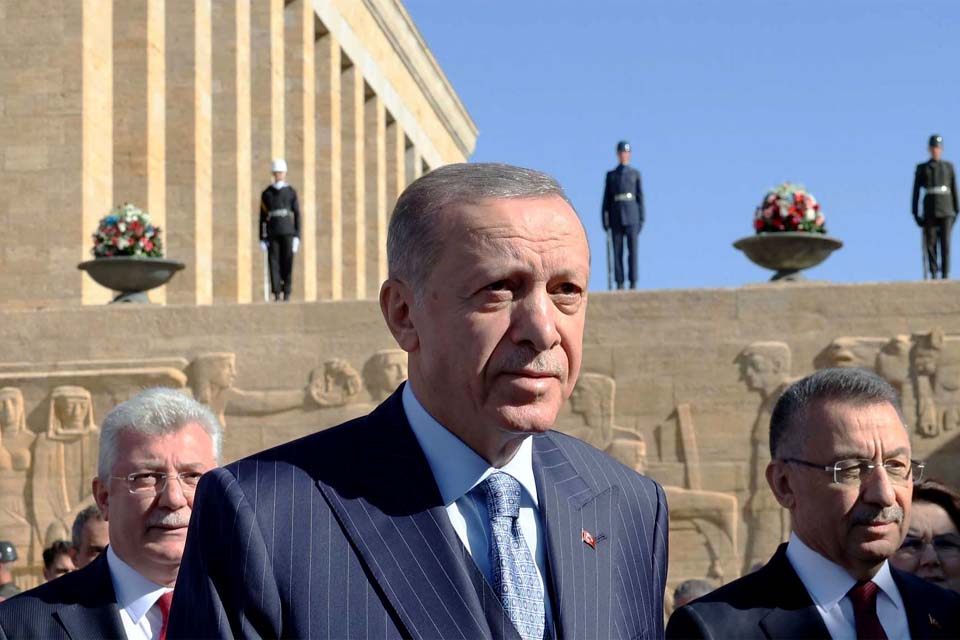 Erdogan abre nova ronda de contatos com Putin e Zelenski após extensão do negócio de cereais