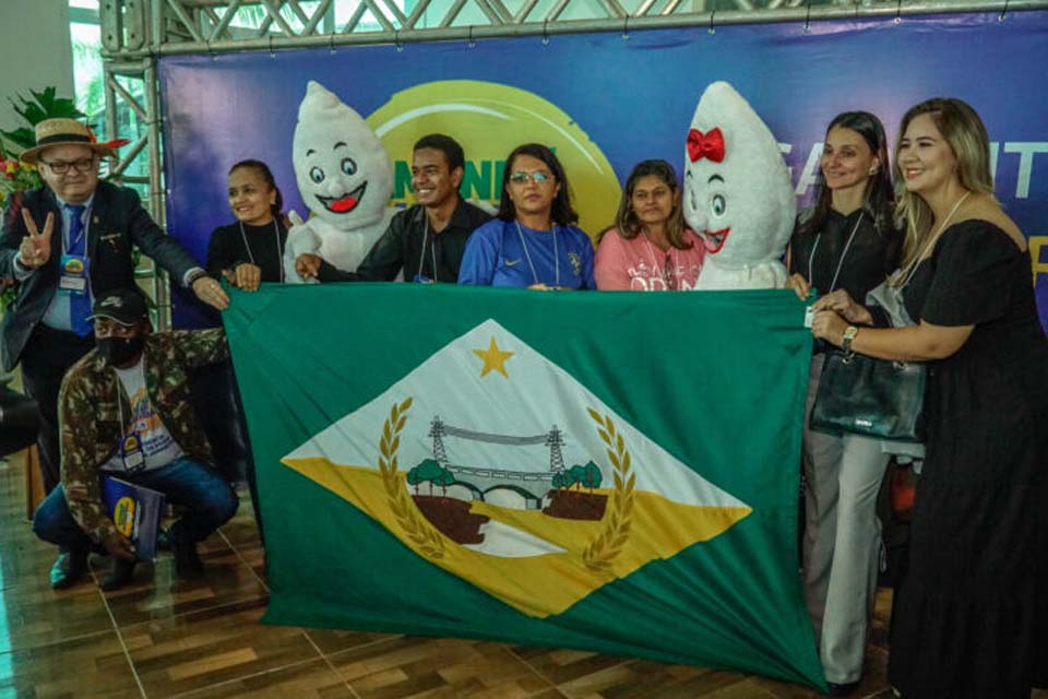 Zé Gotinha e Maria Gotinha sensibilizam participantes de Conferência de Saúde sobre importância da vacinação