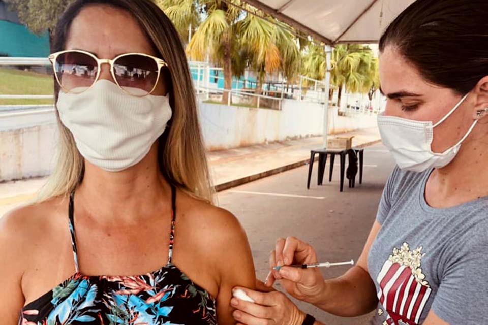 Profissionais da Educação da rede Estadual recebem 1ª dose da vacina contra a covid-19