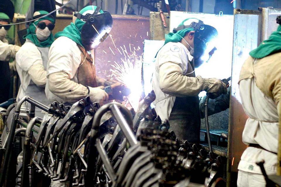 Produção industrial registra crescimento de 0,3% em maio, impulsionada por setores estratégicos