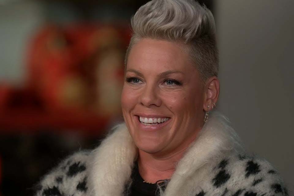 Pink revela quase ter morrido de overdose em rave aos 16 anos: 'Eu apaguei'