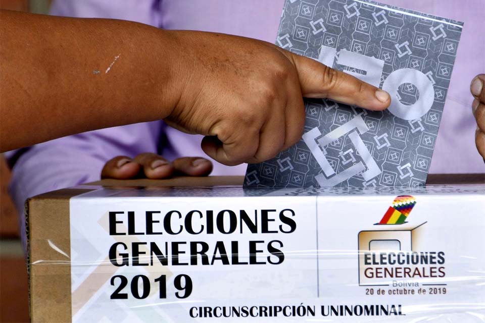 Bolívia marca novas eleições presidenciais para 3 de maio
