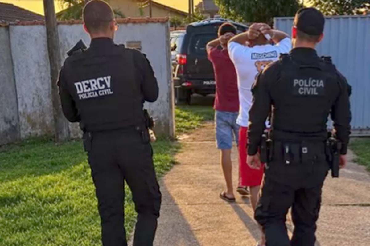 Dois homens são presos com drogas, dinheiro, balanças e roçadeira com placa patrimonial 