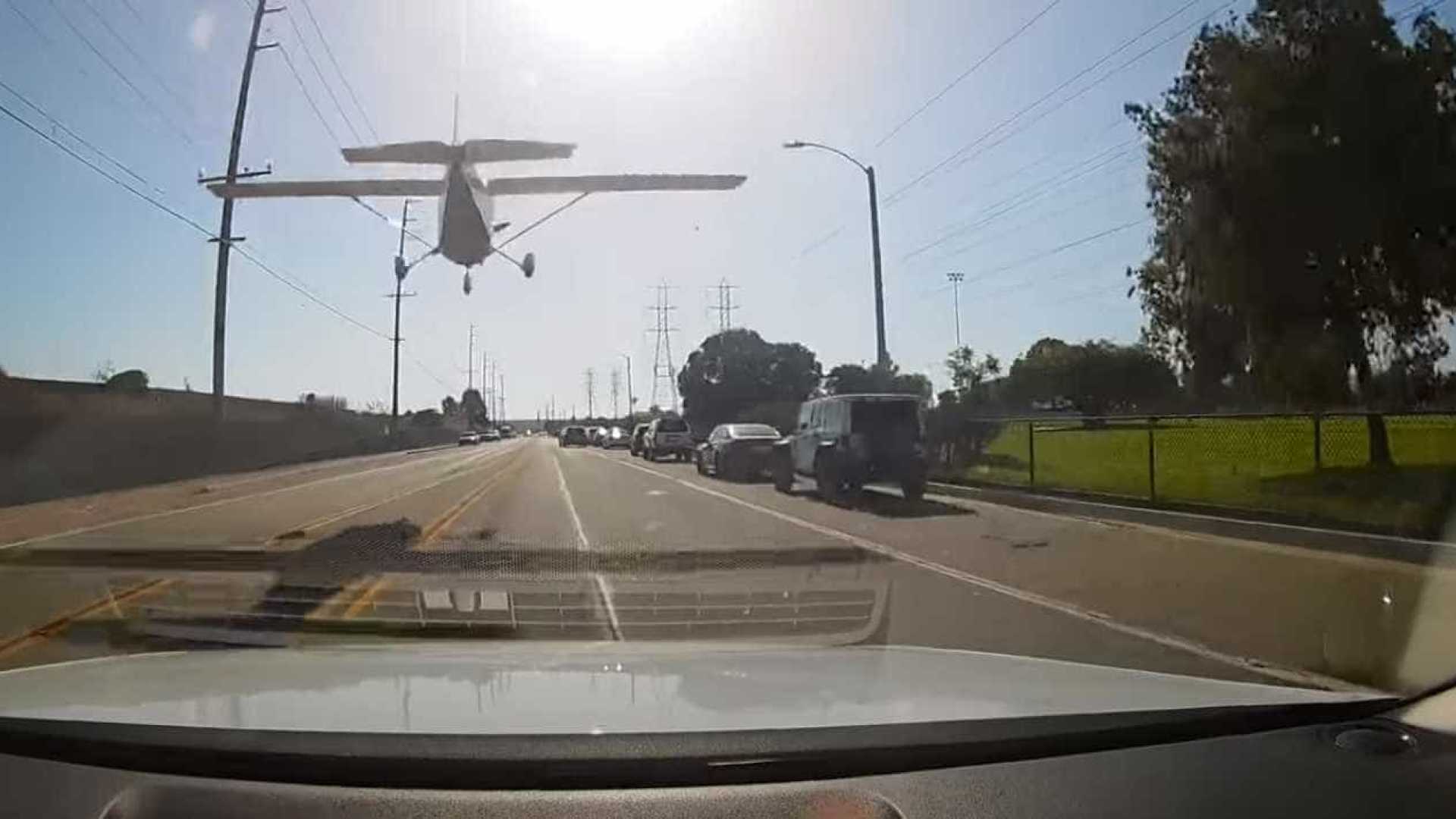 Avião faz pouso de emergência em Los Angeles