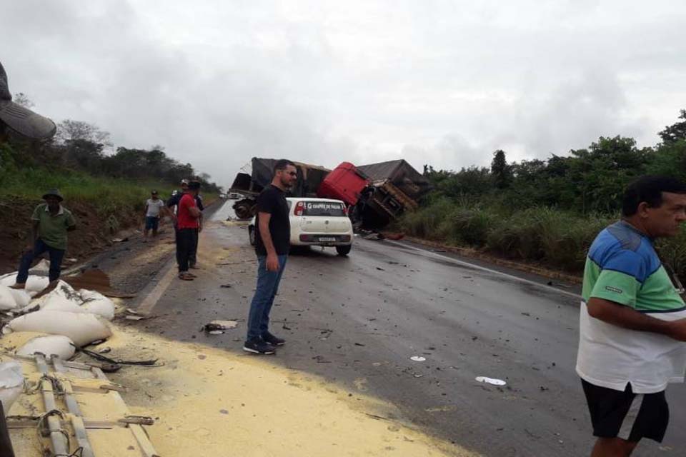 Acidente envolvendo duas carretas entre Vilhena e Pimenta Bueno na BR-364
