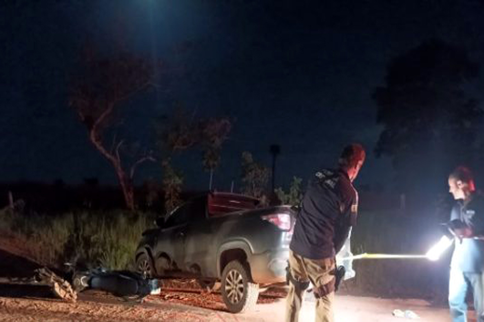 Mulher morre e marido e filha ficam feridos em colisão entre moto e carro