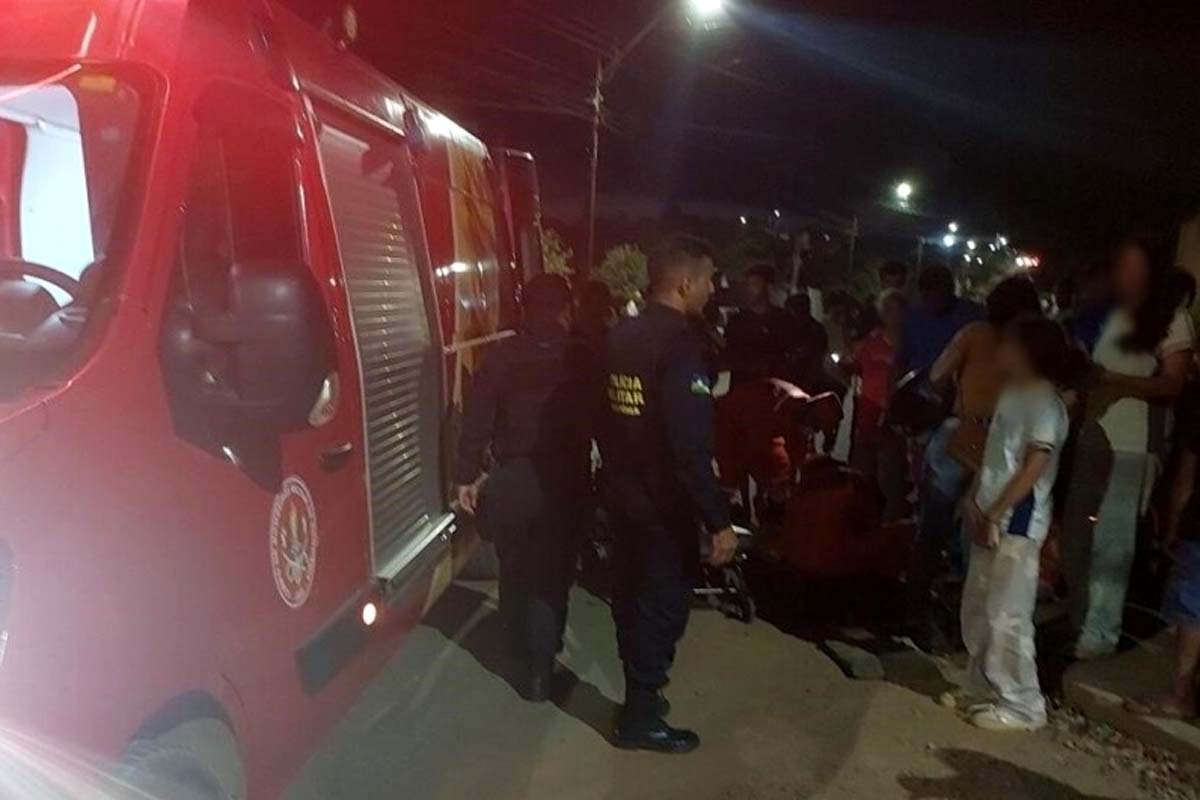 Colisão entre carro e motocicleta deixa mulher e criança feridas 