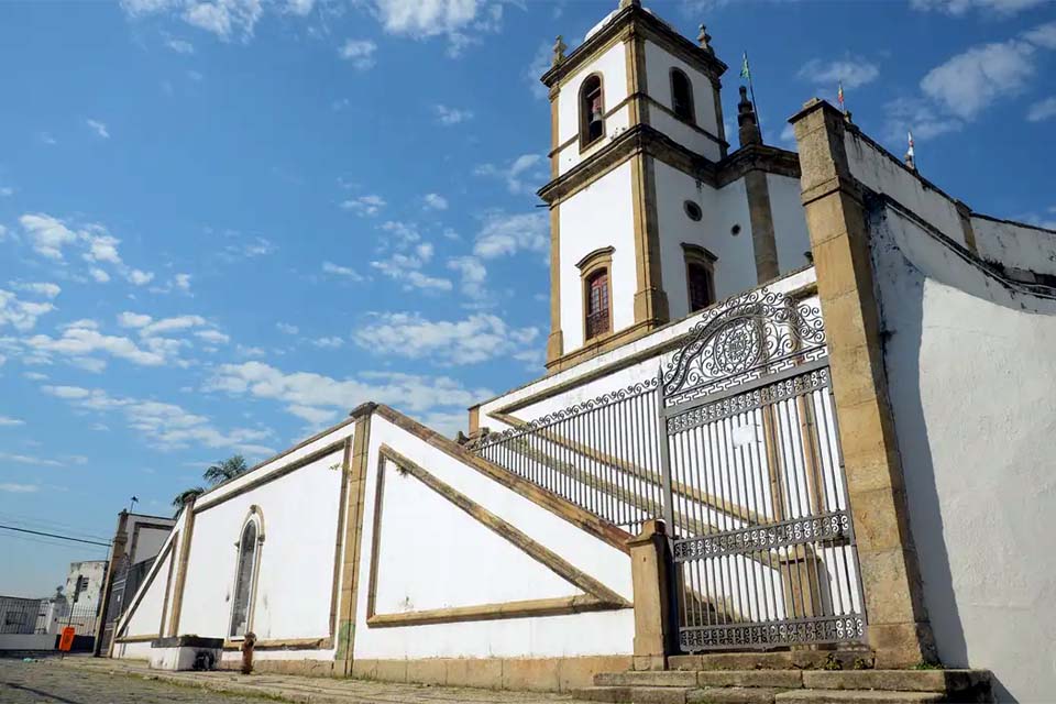 Brasil tem mais estabelecimentos religiosos que escolas e hospitais