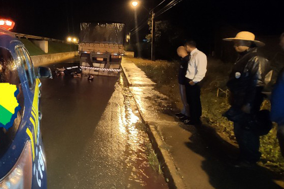 Motociclista morre e ao colidir na traseira de carreta estacionada na Br-364