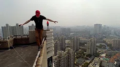 Dublê realiza truques em arranha-céu de Xangai
