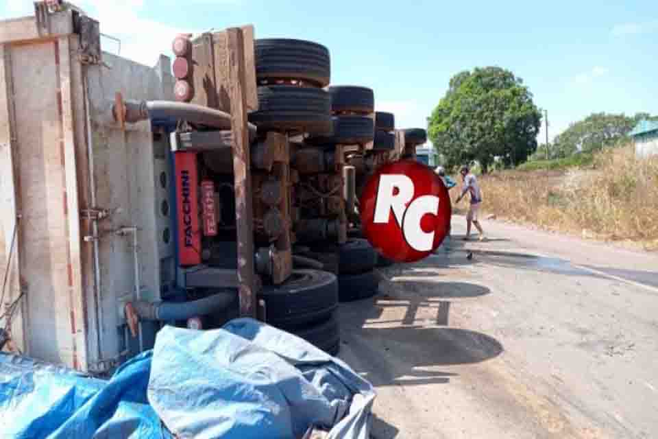 Carreta carregada de couro tomba na BR 429 próximo do Distrito de Terra Boa