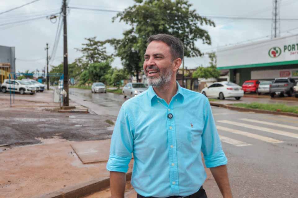 Prefeito Léo Moraes visita cruzamento da avenida Guaporé com Rio de Janeiro e destaca melhorias na drenagem