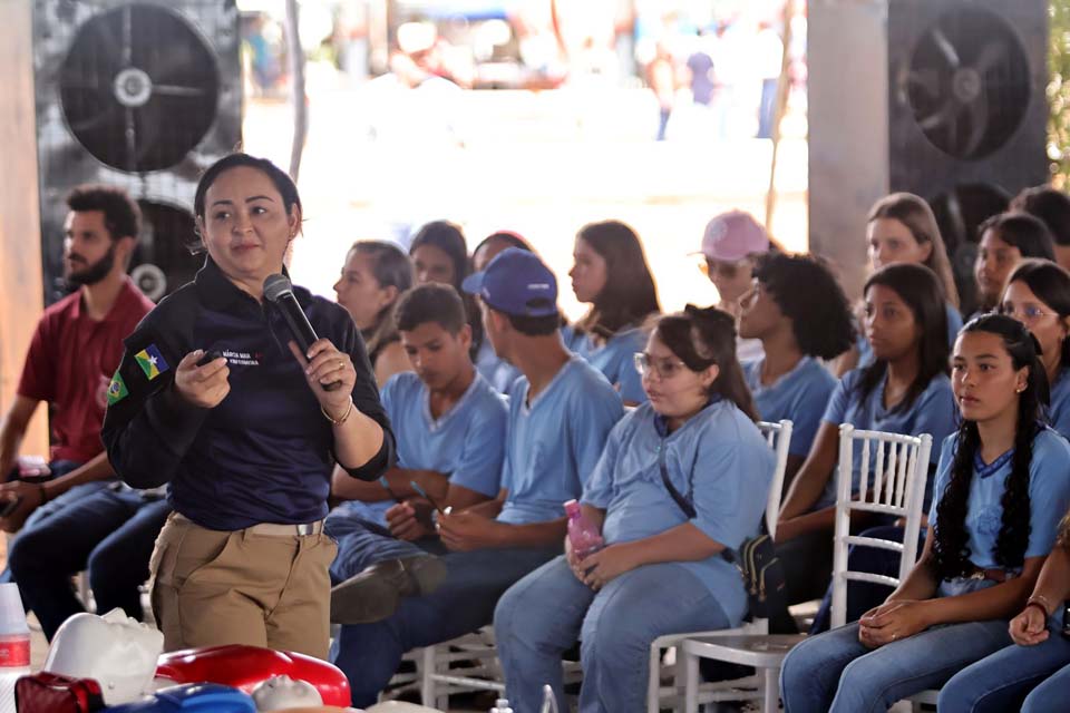 Segundo dia de palestras da Elero na Agrocom recebe estudantes de agronomia e do ensino médio