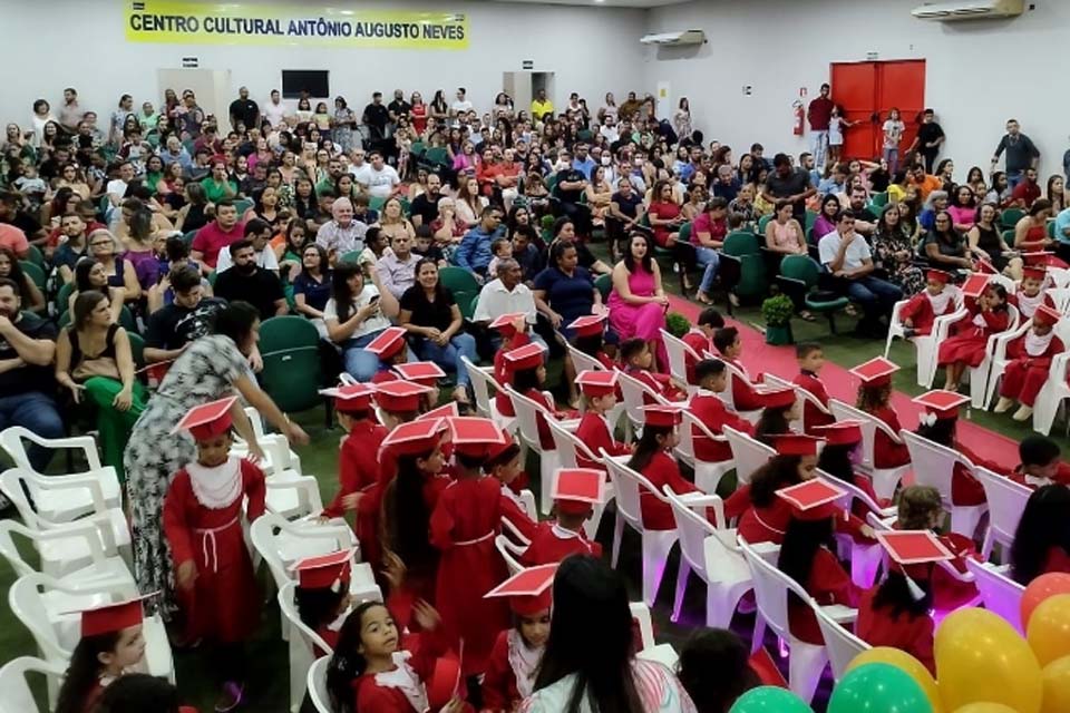 Secretaria Municipal de Educação realiza formatura dos alunos das escolas Maria Aparecida Gomes e José Pinheiro de Souza