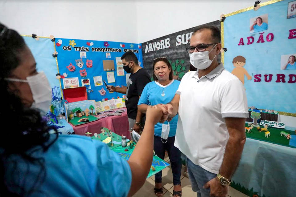 Vereador Paulo Tico visita stand de escola Bilingue em Porto Velho e exalta trabalho feito pelos profissionais e o fortalecimento da acessibilidade à comunidade surda 