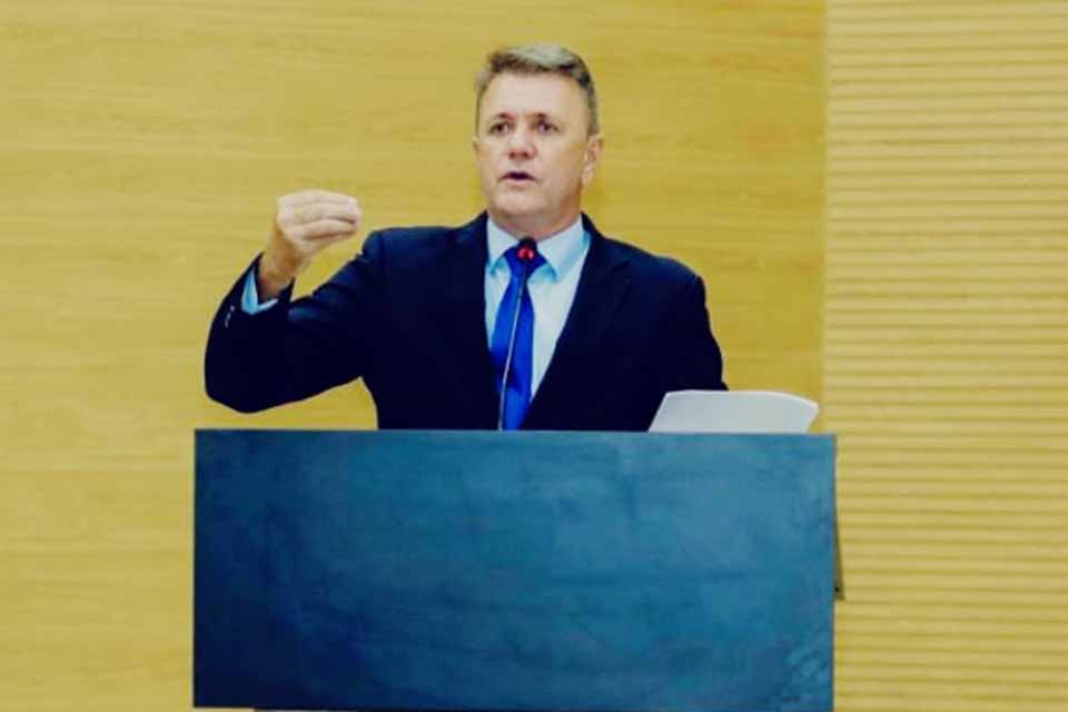 Deputado Luizinho Goebel apresenta indicações para melhorias na Escola Dr. Oswaldo Piana em Corumbiara