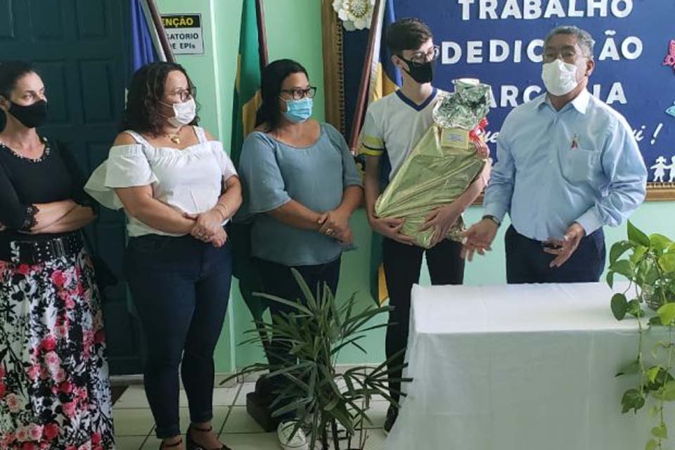 Governo de Rondônia entrega notebooks a estudantes que se destacaram no Enem 2020