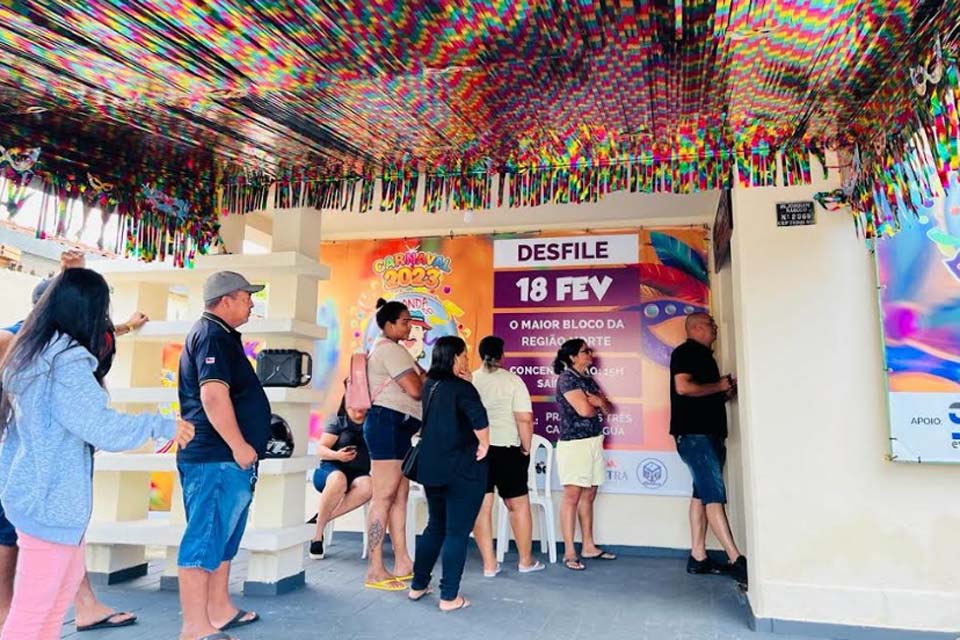 Carnaval 2023 - Fila na sede da Banda no primeiro dia de venda de camisas