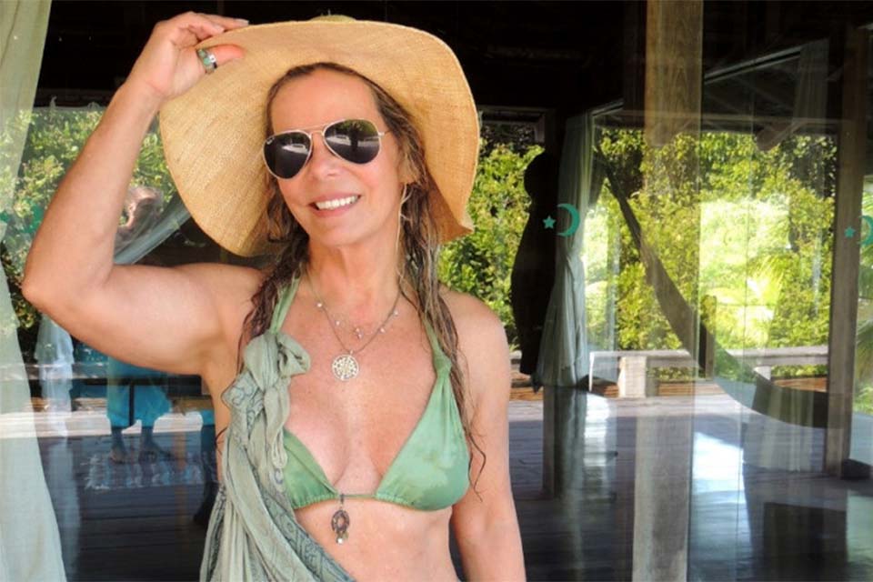 Aos 70, Bruna Lombardi surpreende com foto de biquíni