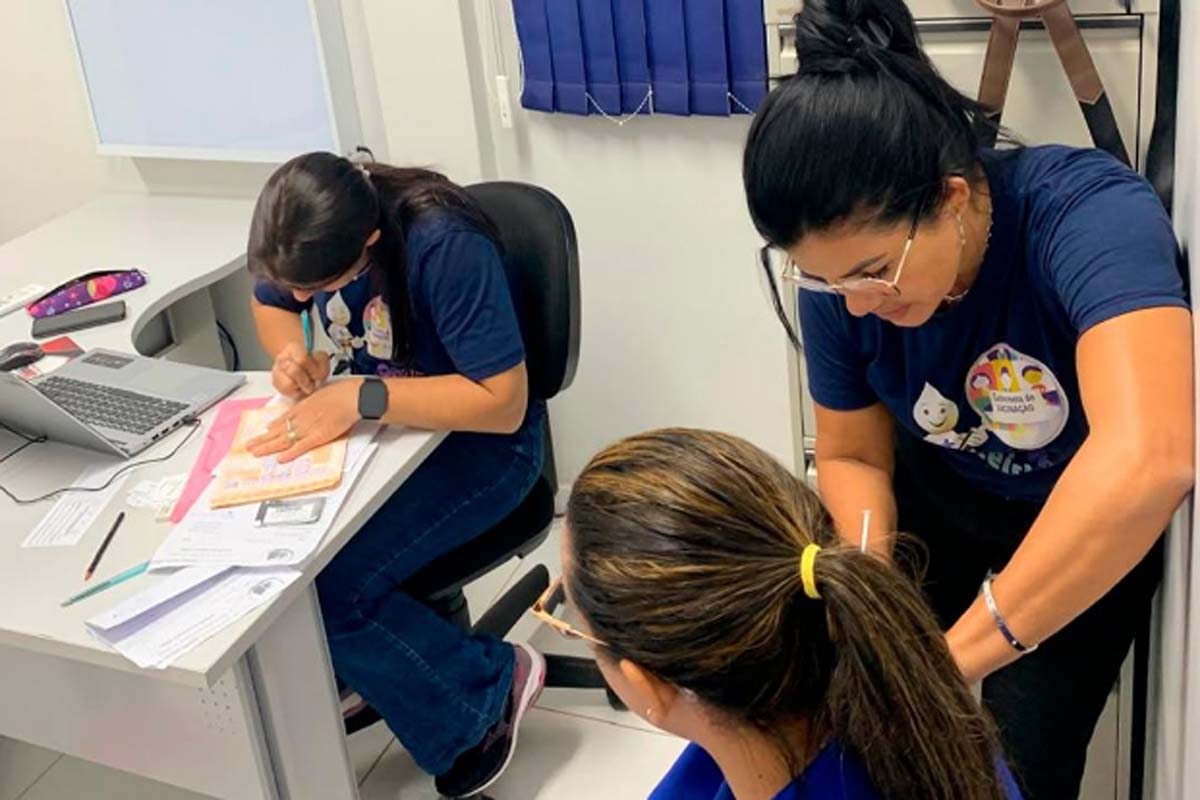 Prefeitura realiza vacinação, palestras com orientações e testes rápidos aos comércios locais