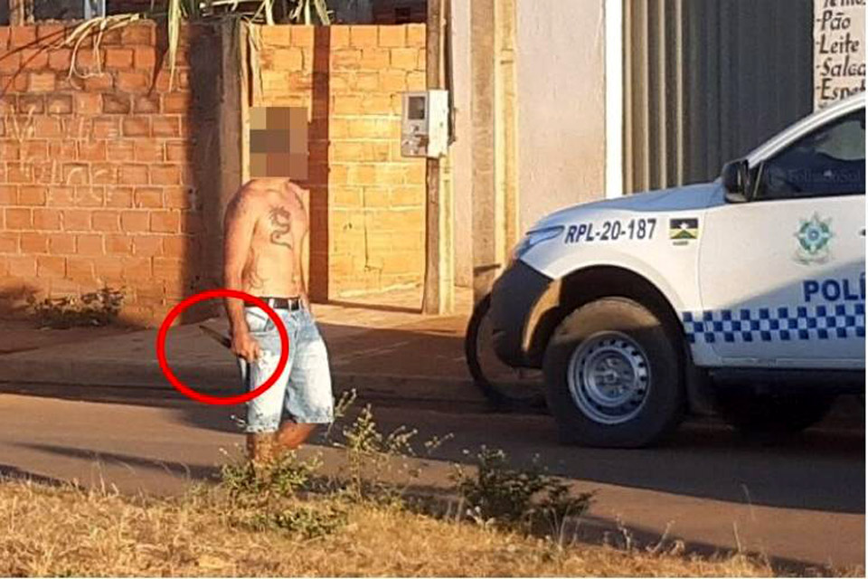 Homem aparentemente surtado e armado com faca mobiliza PM e PRF