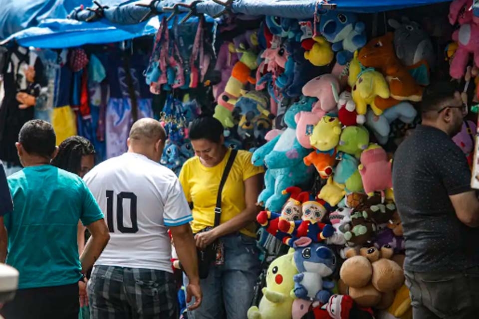 Com queda do dólar, comércio cresce 0,5% em março e amplia recorde