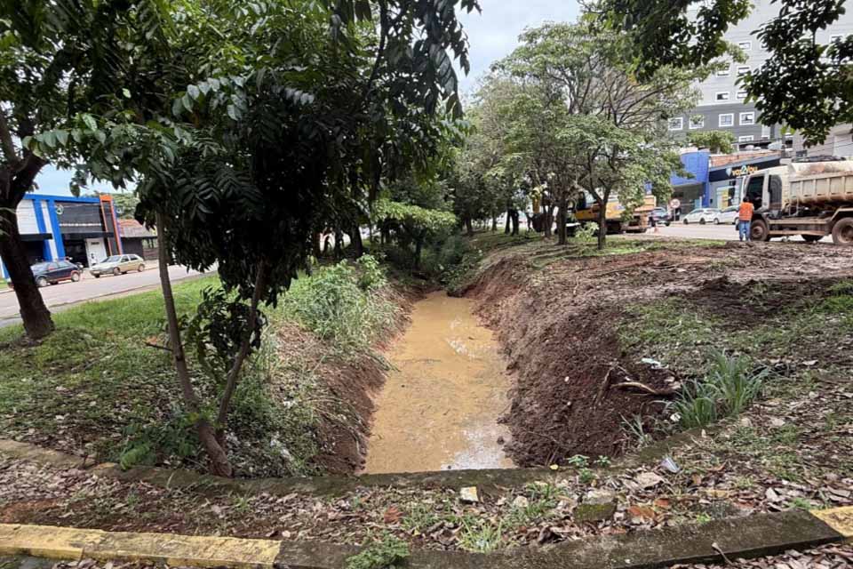 Prefeitura de Porto Velho atua no canal da Jorge Teixeira para evitar alagamentos no período chuvoso
