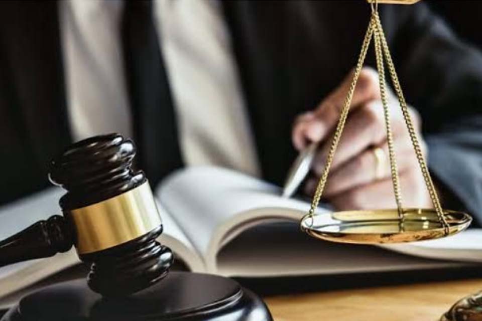 Mulher escraviza vítima por 25 anos e é condenada no Reino Unido