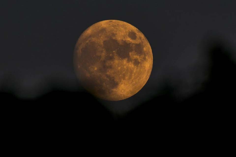 Última superlua do ano poderá ser observada amanhã em todo o país