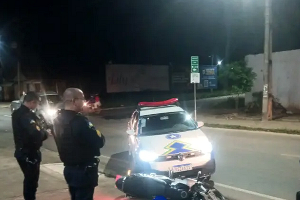 Adolescentes com moto batem em viatura da PM durante fuga