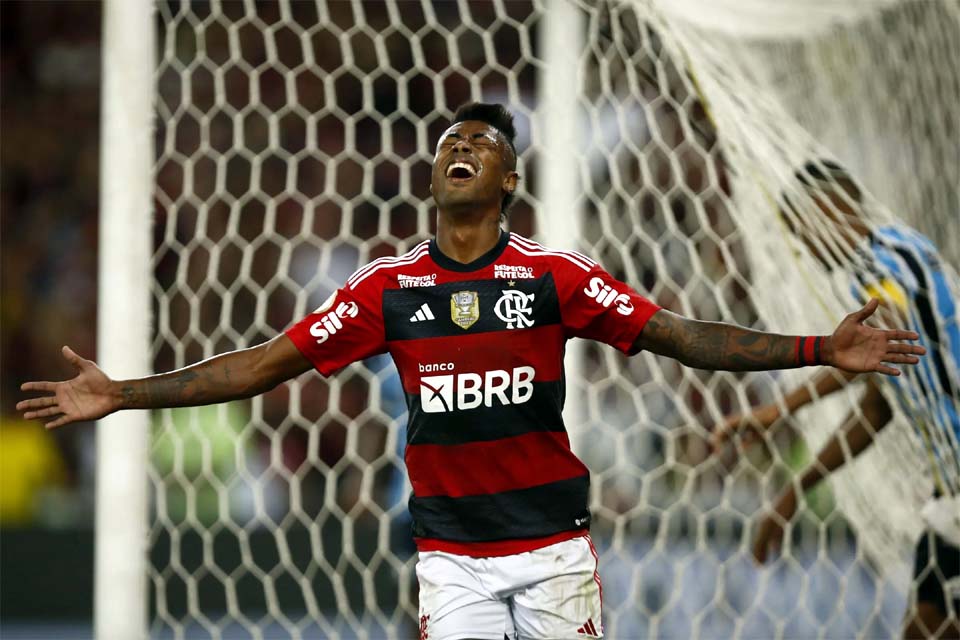 Bruno Henrique renova contrato com Flamengo por 3 anos