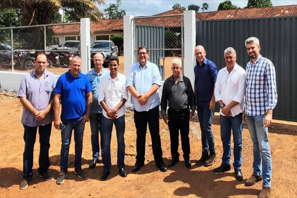 Ezequiel Neiva participa de inauguração do muro da Escola Municipal Roberto Marinho