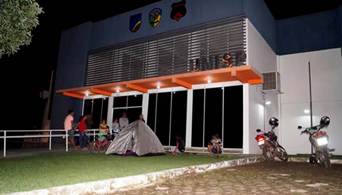 Por exigência de RG em matrículas, pais madrugam em porta de delegacia