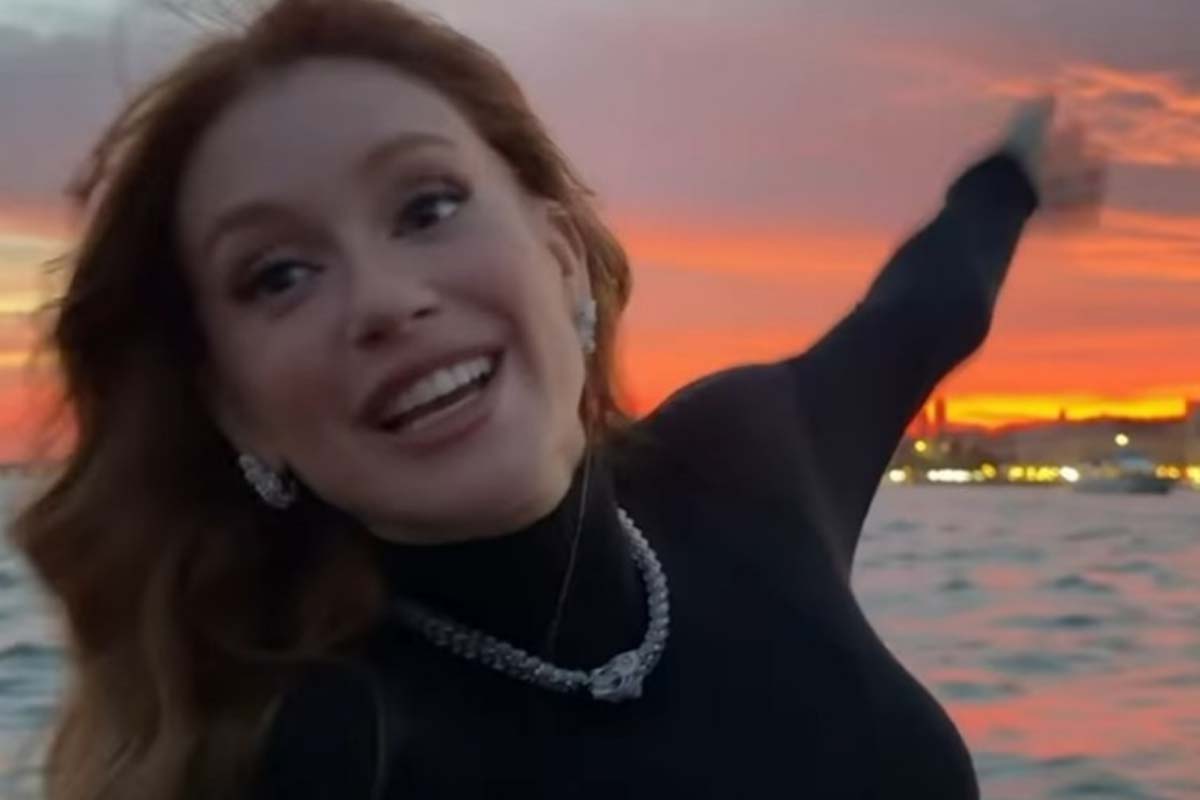 Marina Ruy Barbosa curte passeio de barco e encanta em Veneza