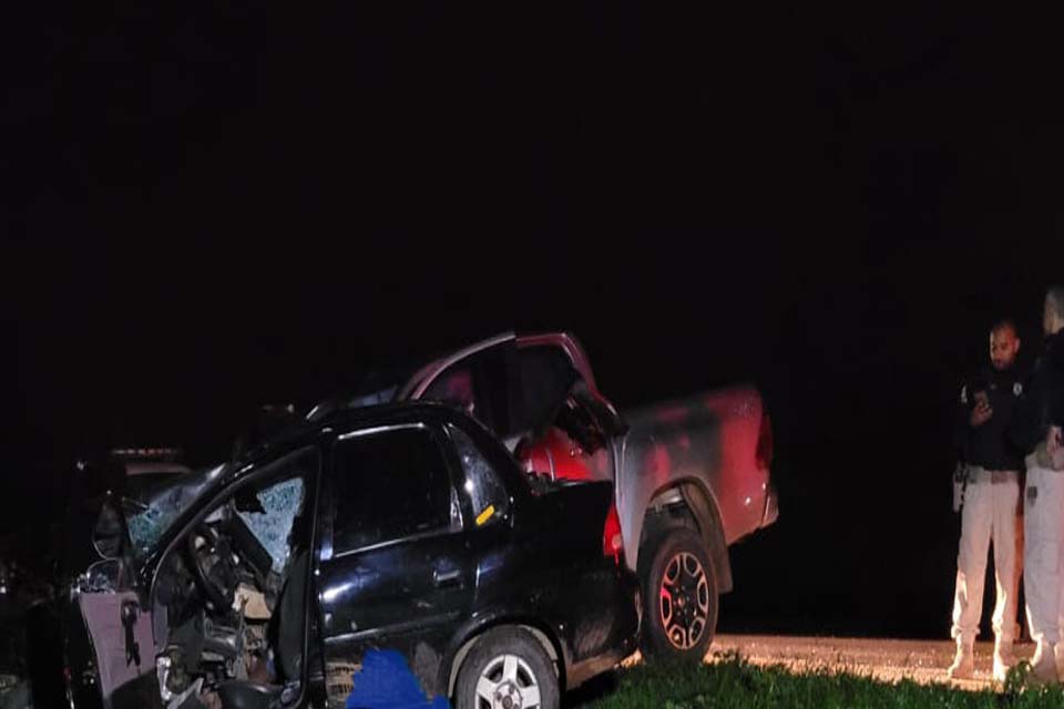 Colisão entre caminhonete e carro deixa dois mortos na BR-364